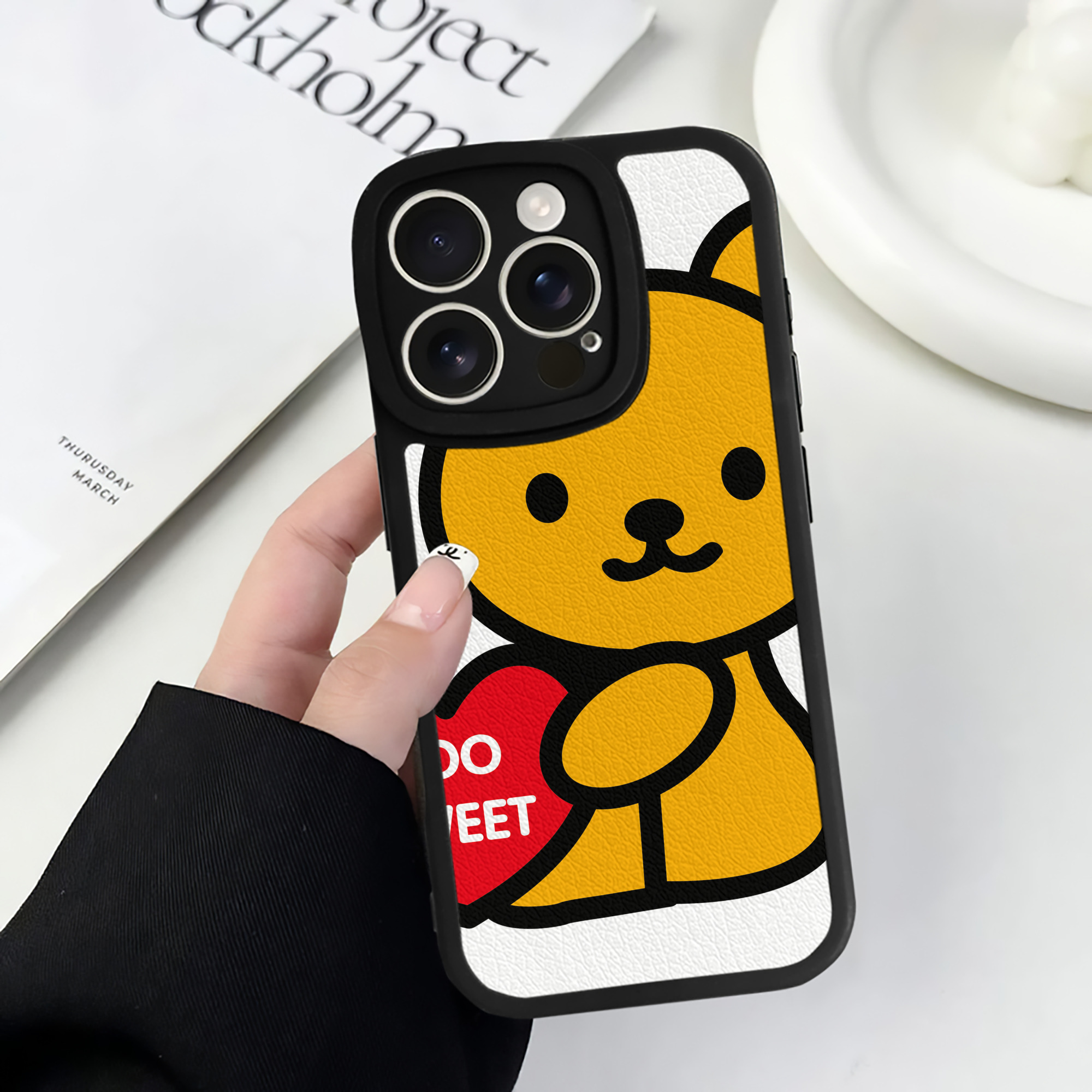 （画像用） Hello Kitty ハローキティ 【iPhone 16シリーズ対応】シリコンスマホケース（レザー調） 材質：シリコン